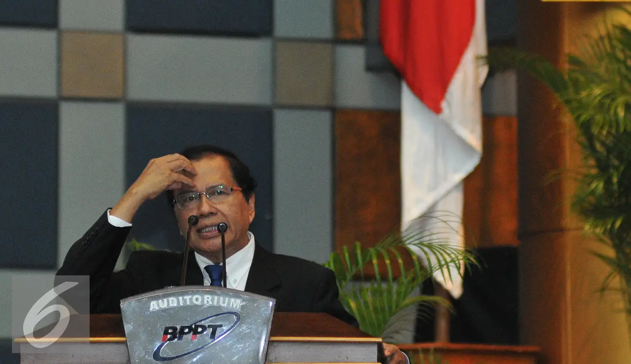 Menko Kemaritiman yang baru Rizal Ramli (kiri) memberikan sambutan saat sertijab menteri di gedung BPPT, Jakarta, Kamis (13/8/15). Rizal resmi menggantikan Indroyono Soesilo sebagai Menko Kemaritiman. (Liputan6.com/Herman Zakharia)