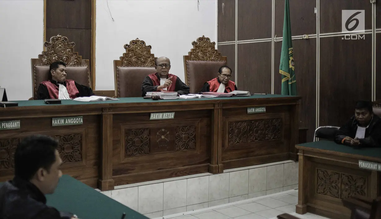 Hakim Ketua menunda persidangan lanjutan Gatot Brajamusti di Pengadilan Negeri Jakarta Selatan, Selasa (27/3). Untuk keenam kalinya, JPU berdalih berkas tuntutan belum turun dari Kejaksaan Agung. (Liputan6.com/Faizal Fanani)
