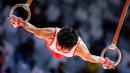 Pesenam putra Jepang, Kiichi Kaneta beraksi dalam nomor gelang-gelang pada babak kualifikasi Kejuaraan Dunia Gimnastik 2025 di Indonesia Arena, Senayan, Jakarta, Minggu (19/10/2025). (Bola.com/Bagaskara Lazuardi)