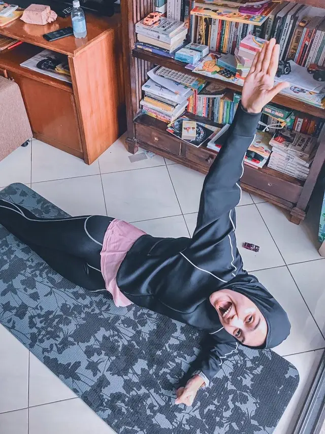 Tetap Aktif, Ini 5 Potret Zee Zee Shahab saat Olahraga di Rumah