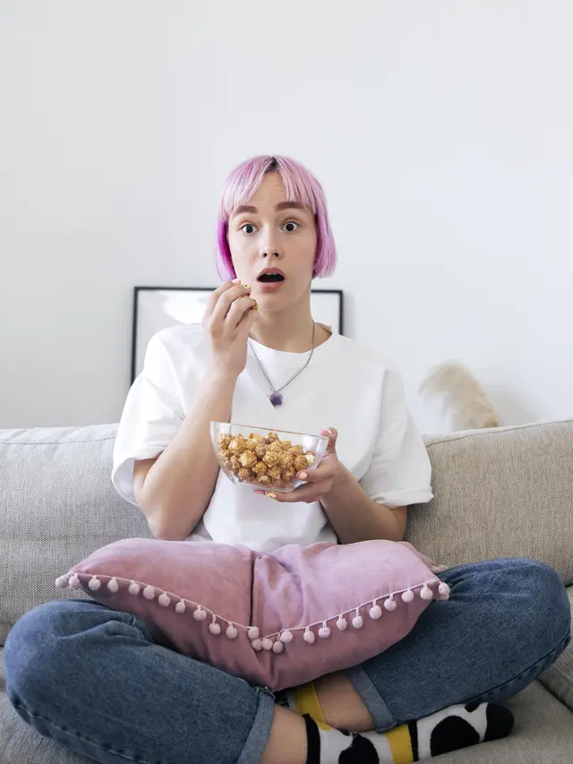 Ilustrasi menonton film/freepik.com/EyeEm