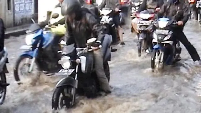 Jalan Raya Condet Tergenang Banjir Setengah Meter