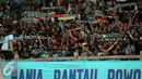 Suporter Persela membentangkan syal saat menyaksikan Laskar Joko Tingkir melawan Persija di Torabika Soccer Championship presented by IM3 Ooredoo di Stadion GBK Jakarta, Jumat (13/5). Perselakalah 1-2 dari Persija. (Liputan6.com/Helmi Fithriansyah)