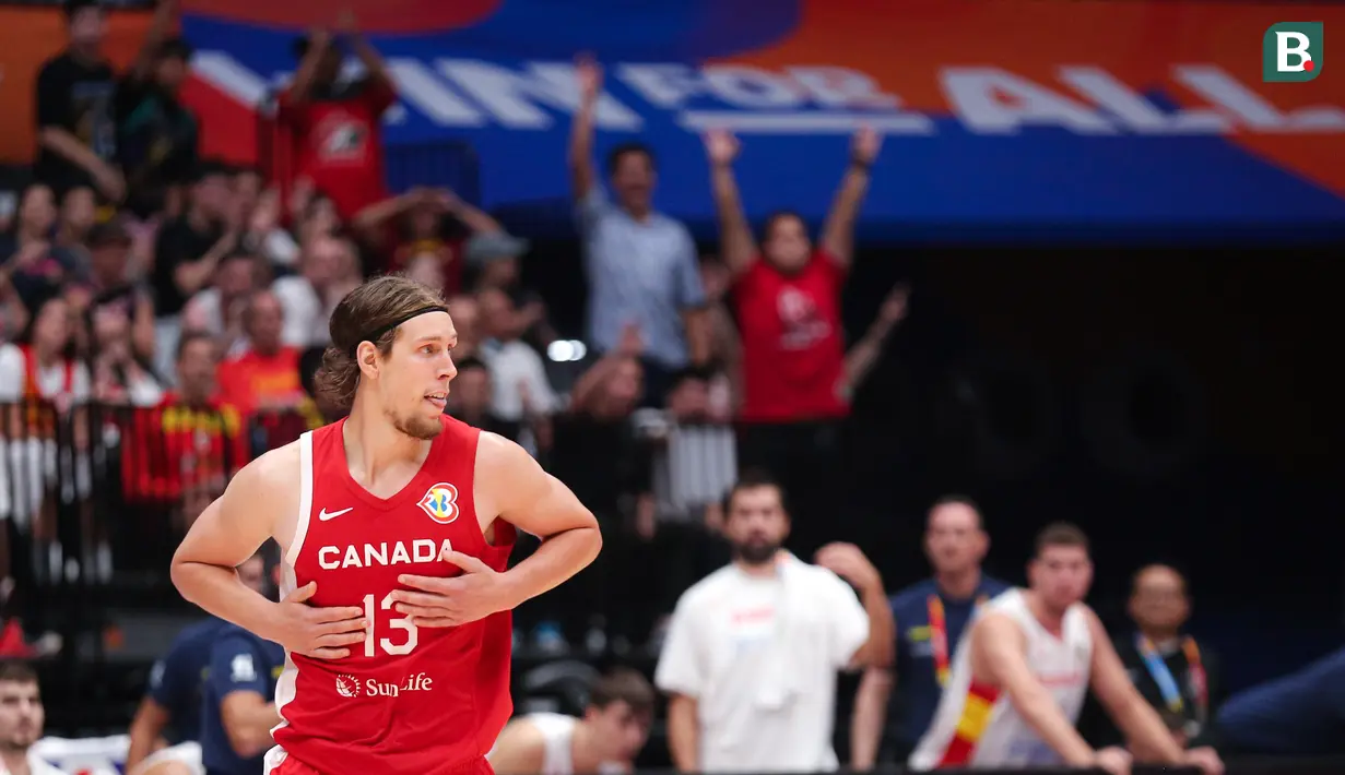 Pebasket Kanada, Kelly Olynyk melakukan selebrasi setelah mencetak poin pada laga Grup L Piala Dunia FIBA 2023 melawan Spanyol di Indonesia Arena, Senayan, Jakarta, Minggu (03/09/2023). Kanada lolos ke babak perempat final setelah menang dengan skor 88-85. (Bola.com/Bagasakara Lazuardi)