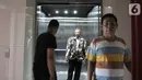Seorang pria menaiki elevator di pasar Rusunawa Pasar Rumput, Jakarta, Selasa (15/10/2019). Pasar ini dilengkapi elevator untuk memudahkan akses pedagang serta penghuni rusun. (merdeka.com/Iqbal Nugroho)