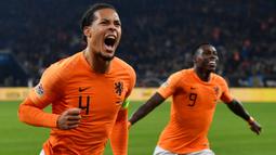 1. Virgil van Dijk - Bek andalan Liverpool ini menjadi ikon kebangkitan sepak bola Belanda. Dirinya musim ini berhasil meraih gelar Liga Champions dan menjadi pesepak bola terbaik Eropa. (AFP/John Macdougall)