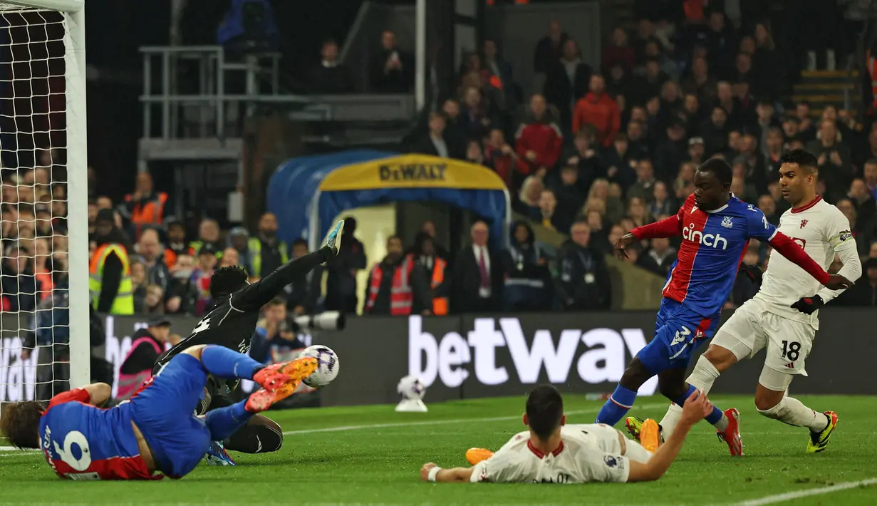 Pemain Crystal Palace, Tyrick Mitchell, mencetak gol ke gawang Manchester United pada laga pekan ke-36 Premier League 2023/2024 yang digelar di Selhurst Park, Selasa (7/5/2024). Berkat hasil ini, Crystal Palace kini menghuni peringkat 14 di tabel klasemen dengan poin 43. (AFP/Adrian Dennis)