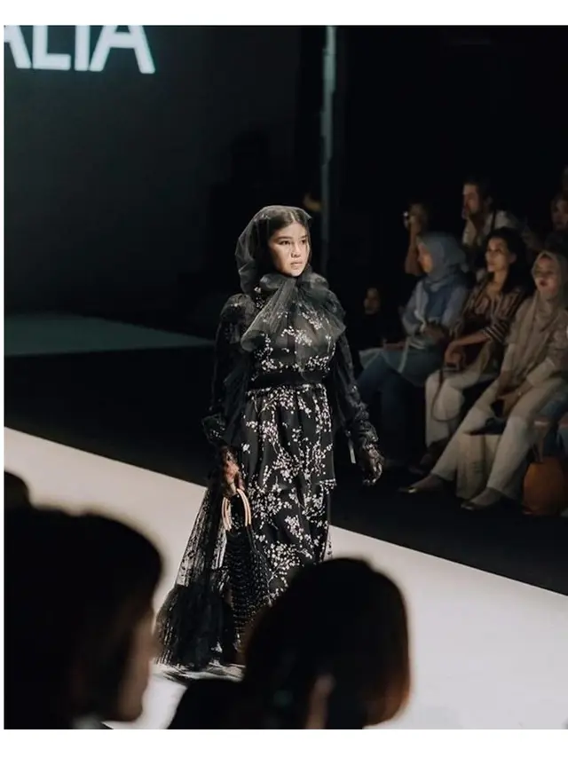 Tampil Beda, Ini 6 Pesona Rosa Meldianti dalam Jakarta Fashion Week 2019