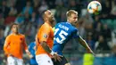 Bek Estonia, Ragnar Klavan, berebut bola dengan striker Belanda, Memphis Depay, pada laga Kualifikasi Piala Eropa 2020 di Talinn, Estonia, Senin (9/9). Estonia kalah 0-4 dari Belanda. (AFP/Raigo Pajula)