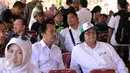 Menteri LHK Siti Nurbaya (kanan) meninjau lokasi Penananaman Pohon dalam rangka HMPI di Taman Hutan Raya, Kalimantan Selatan, (25/11). Acara ini akan dibuka secara resmi oleh Presiden Joko widodo. (Liputan6.com/JohanTallo)