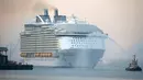Kapal pesiar terbesar di dunia, Harmony of the Seas saat tiba di pelabuhan untuk melakukan pelayaran mayden di di Southampton , Inggris 17 Mei 2016. Panjang dari kapal ini pun sepanjang 361 meter. (REUTERS / Peter Nicholls)