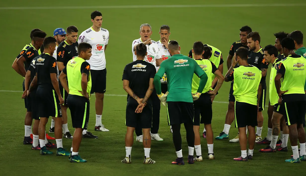 Pelatih Brasil, Tite (tengah) memaparkan strateginya saat sesi latihan jelang melawan Bolivia pada kualifikasi Piala Dunia di Arena das Dunas Stadium, Natal, Brasil, (03/10/2016). (EPA/Macelo Sayao)
