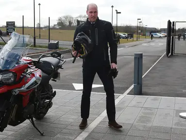 Pangeran William berdiri di samping motor Triumph dalam kunjungannya ke pabrik Triumph Motorcycles di Hinckley, Inggris, Selasa (20/2). Dalam kunjungannya itu, Pangeran William sempat menjajal motor Triumph Tiger 1200 terbaru. (Ian Vogler/Pool via AP)