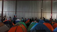 Imigran mengantre makanan di dalam tempat penampungan di Tijuana, Meksiko 6 April 2019. Rombongan migran Amerika Tengah mencapai kota perbatasan antara Meksiko dan AS tersebut  untuk mencari suaka akibat kekerasan, pembunuhan dan kemiskinan yang mengancam