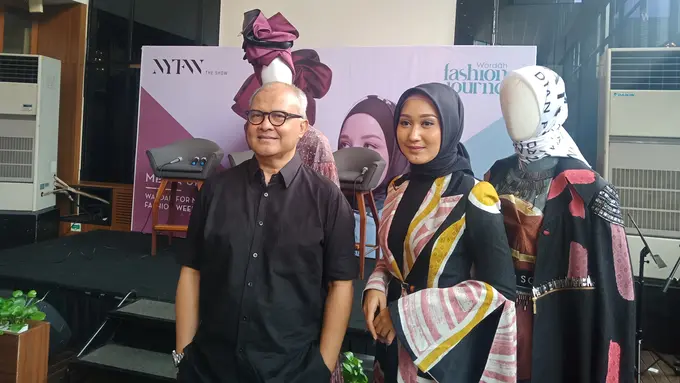 Dian Pelangi dan Itang Yunasz di NYFW 2019