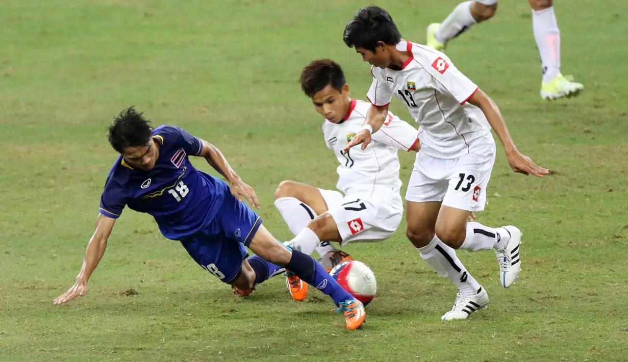 Pemain Thailand U-23 berebut bola dengan pemain Myanmar U-23 dalam final sepak bola SEA Games 2015. (Bola.com/Arief Bagus)