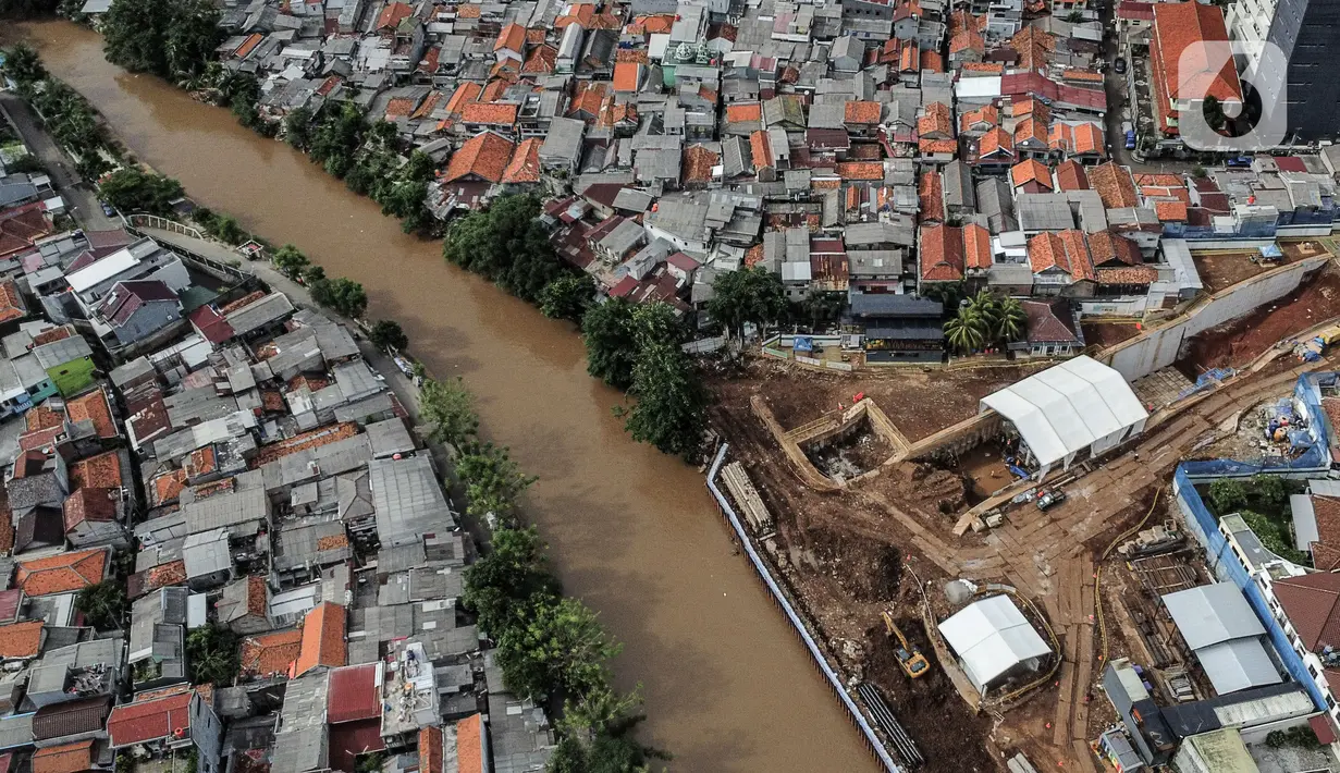 Pandangan udara aktivitas pembangunan Sodetan Kali Ciliwung di Bidara Cina, Kecamatan Jatinegara, Jakarta Timur, Rabu (26/10/2022). Proyek pembangunan Sodetan Kali Ciliwung-Kanal Banjir Timur (KBT) yang merupakan bagian dari program normalisasi sungai guna mengantisipasi banjir di Ibu Kota tersebut hingga kini terus dikerjakan. (merdeka.com/Iqbal S. Nugroho)