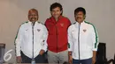 Fachry Husaini, Luis Milla Aspas, dan Indra Sjafri (kiri ke kanan) berfoto bersama saat diperkenalkan di kantor PSSI, Jakarta, Kamis (9/2). PSSI secara resmi mengumumkan pelatih timnas Indonesia Senior, U-19 dan U-16. (Liputan6.com/Helmi Fithriansyah)