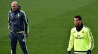 Pelatih Real Madrid, Zinedine Zidane (kiri) dan striker Cristiano Ronaldo (kanan). (AFP/Gerard Julien)
