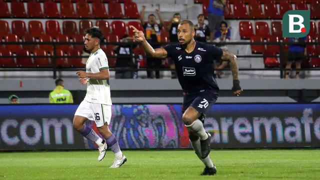 Foto: Aksi Pemain Arema FC Vs Persib Bandung di Pekan Kedua BRI Liga 1 2023 / 2024