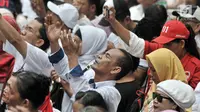 Relawan berdoa saat doa bersama dalam syukuran relawan Jokowi-Ma'ruf Amin di Jakarta, Minggu (21/4). Acara syukuran tersebut diisi oleh doa bersama, mengheningkan cipta, dan potong tumpeng. (merdeka.com/Iqbal Nugroho)