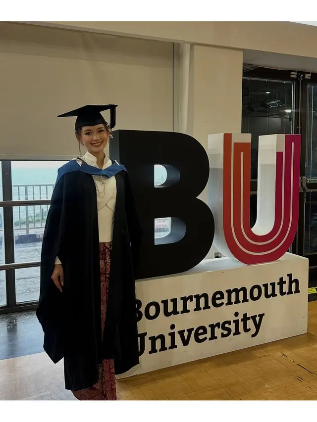 6 Gaya Anggun Sarah Menzel Pakai Kebaya Putih di Wisuda Bournemouth University