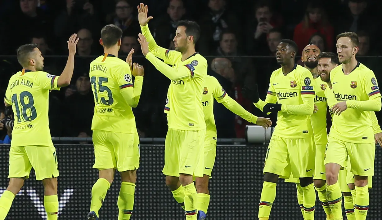 Para pemain Barcelona merayakan gol yang dicetak oleh Lionel Messi ke gawang PSV Eindhoven pada laga Liga Champions di Stadion Philips, Rabu (28/11). Barcelona menang 2-1 atas PSV Eindhoven. (AP/Peter Dejong)