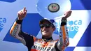 Pembalap Spanyol dari tim Repsol Honda, Marc Marquez merayakan kemenangan di podium usai Grand Prix MotoGP Australia di Sirkuit Phillip Island, Minggu (16/10/2022). Pertarungan ketat terjadi sepanjang balapan, Marc Marquez tak menyangka bisa melesat hingga akhir balapan. (Paul CROCK/AFP)