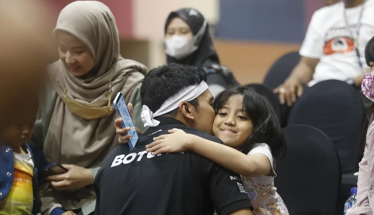 Desta membuat anak-anaknya bangga karena berhasil menjadi juara dalam pertandingan pingpong alias tenis meja melawan Ariel Noah. Desta menang dalam acara bertajuk Meresmilah VDKaTe yang digelar Minggu (5/3/2023). [Foto: KapanLagi.com®/Bayu Herdianto]