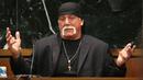Bintang gulat Terry Bollea alias Hulk Hogan saat mengikuti persidangan dengan Gawker media di St. Petersburg , Florida, (8/11). Pria yang juga bintang Smackdown ini menuntut 100 juta dolar AS kepada Gawker media. (REUTERS/John Pendygraft)