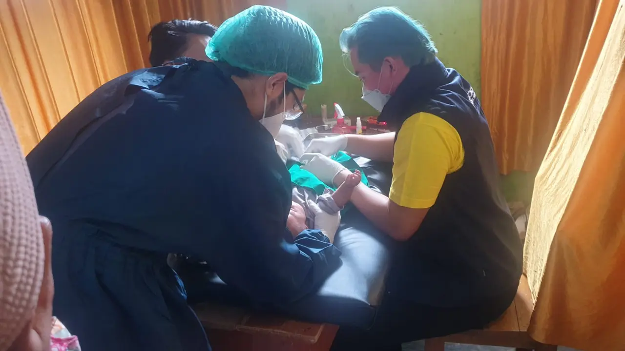 Salah satu anak warga tak mampu tengah mendapatkan layanan khitanan massal dari Yayasan Senyum Indonesia, di Kampung Siderang Legok, Desa Cintanagara, Kecamatan Cigedug, Garut, Jawa Barat.