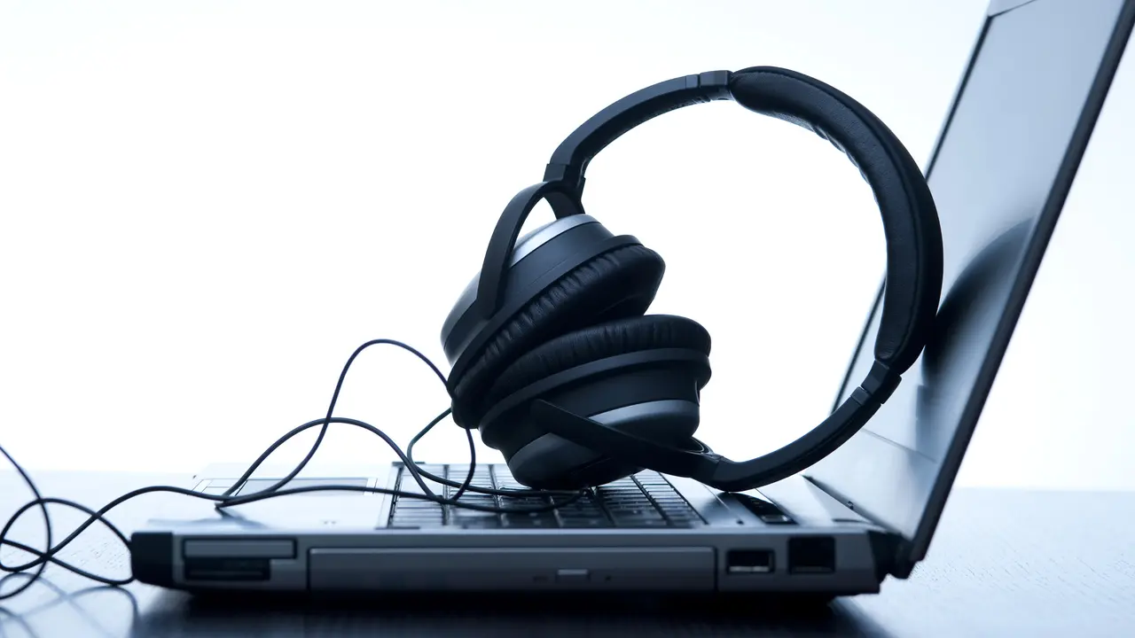 Zaman sekarang sekarang cenderung mendengarkan musik secara online dan digital. [Foto: omg-productions.com]