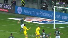 Paris Saint-Germain patut merasa beruntung memperoleh satu poin seusai imbang 1-1 di kandang St Etienne, Jumat (6/4). Tuan rumah t...