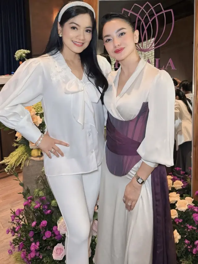 Titik Kamal tampil serba putih saat hadir di acara Ririn Ekawati. [@titi_kamall]