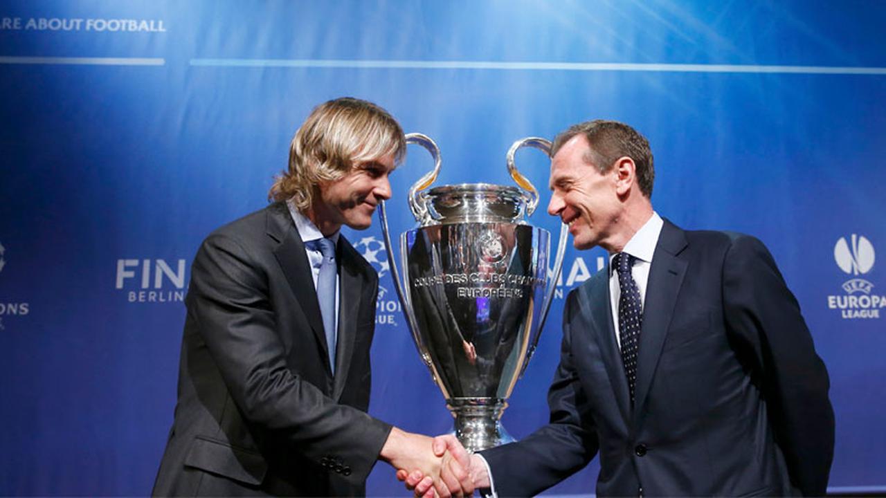 Wakil Juventus Pavel Nedved bersalaman dengan wakil Real Madrid Emilio Butragueno