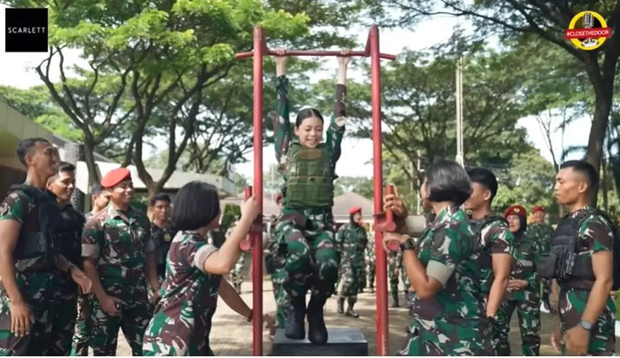 Dalam kesempatan tersebut, Nada tampak berani menjajal berbagai latihan berat yang disediakan oleh Kopassus. Di awal hingga pertengahan latihan, perempuan kelahiran 10 Agustus 2009 itu tampak masih begitu bersemangat. Ia juga mendapat dukungan dari para anggota yang berada di sana. (Liputan6.com/YouTube/Azka Corbuzier)