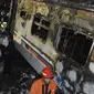 Kondisi dari gerbong kereta api yang terbakar usai terjadi tabrakan dengan mobil di perlintasan Kramat, Senin, Jakarta, Selasa (13/6). Peristiwa tabrakan tersebut terjadi sekitar pukul 17.08 WIB. (Liputan6.com/Helmi Afandi)