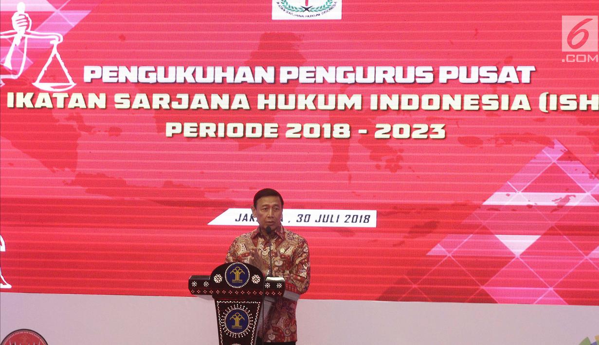 Menko Polhukam Wiranto memberi sambutan saat pelantikan Pengurus Pusat Ikatan Sarjana Hukum Indonesia (ISHI) di Kemenkumham, Jakarta, Senin (30/7). Acara ini dalam rangka Pengukuhan PP ISHI 2018-2023. (Liputan6.com/Herman Zakharia)