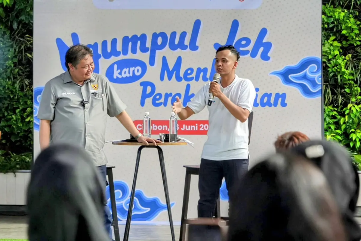 Menteri Koordinator Bidang Perekonomian Airlangga Hartarto saat berbincang santai menyapa para alumni Program Kartu Prakerja dalam kunjungan kerja di Cirebon, Jawa Barat, Jumat (16/6/2023). (Dok Kemenko Perekonomian)