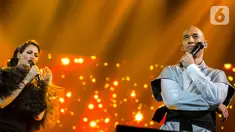 Marcell dan istrinya Rima Melati saat bernyanyi di atas panggung konser "Marcell Tujuh Belas" di Balai Sarbini, Jakarta, Jumat (18/10/2019). Dalam penampilannya mereka membawakan lagu the very thought of you dan sepanjang jalan kenangan. (Liputan6.com/Faizal Fanani)