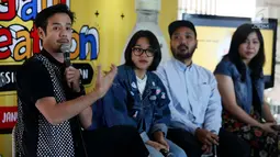 Aktor Tarra Budiman (kiri) memberikan keterangan pers di Jakarta, Selasa (9/1). Keterangan pers tersebut berkaitan dengan lomba desain label botol Good Day yang akan digelar. (Liputan6.com/JohanTallo)