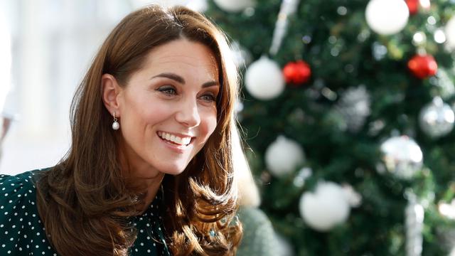 Cantiknya Kate Middleton Saat Kunjungi RS Anak di London