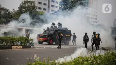 Polisi mengerahkan kendaraan taktis water cannon dan menembakkan gas air mata ke arah para pengunjuk rasa di depan pintu gerbang gedung DPR RI Jakarta, Senin (11/4/2022). Situasi mulai memanas akibat sejumlah pengunjuk rasa melempari petugas dengan berbagai benda lainnya (Liputan6.com/Faizal Fanani)