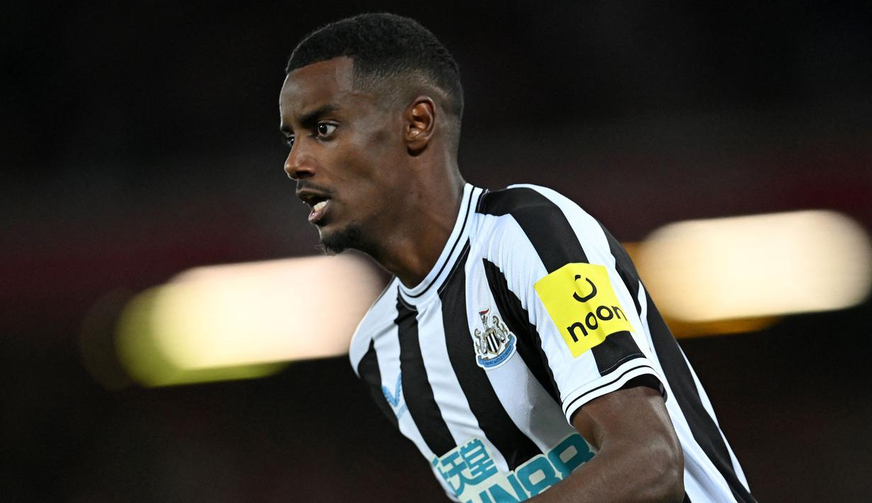 Alexander Isak menjadi pemain anyar Newcastle United usai direkrut dari Real Sociedad pada bursa transfer musim panas 2022. Ia diboyong menuju St James Park seharga 70 juta euro. Transfernya tercatat menjadi rekor pembelian termahal yang pernah dilakukan oleh The Magpies. (AFP/Paul Ellis)