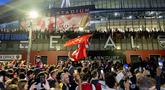 Para penggemar Arsenal merayakan kemenangan tim mereka di Liga Primer Inggris, di luar Stadion Emirates, London, Inggris, pada 19 Mei 2026. (Brook Mitchell/AFP)