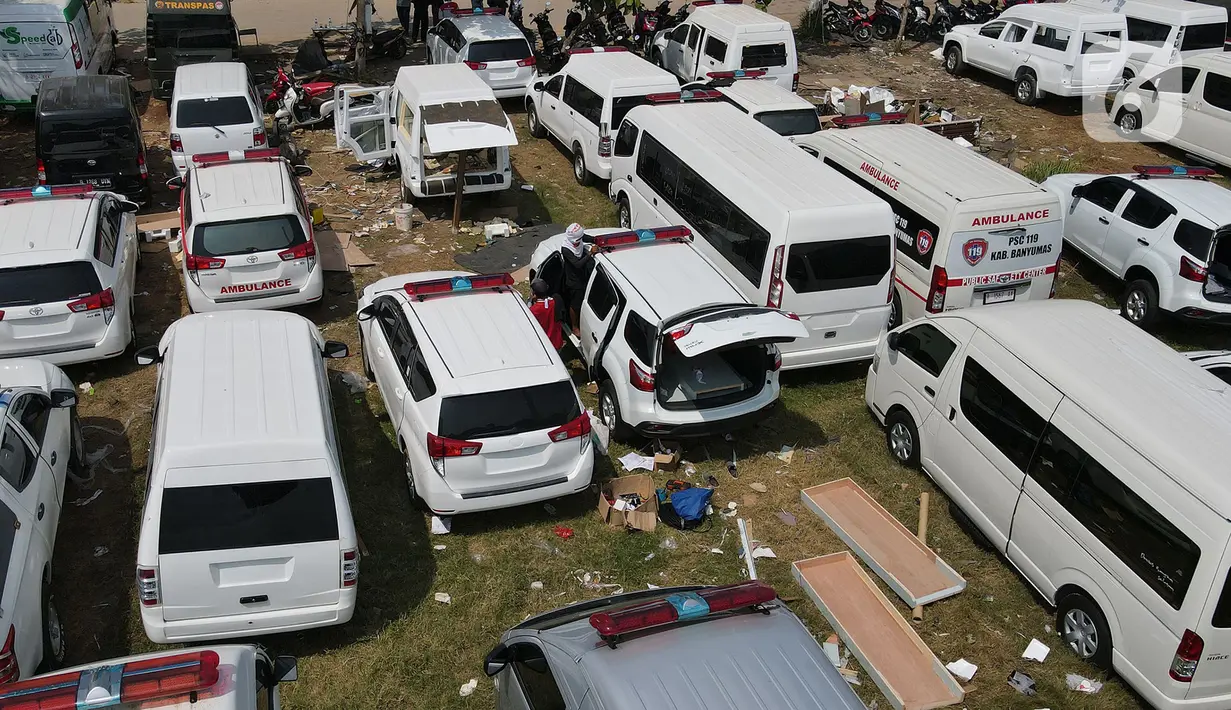 Sejumlah mobil ambulans terparkir di Babelan, Kabupaten Bekasi, Jawa Barat, Minggu (27/9/2020). Perakitan mobil ambulans meningkat 100 persen menjadi 700 unit saat pandemi COVID-19 dengan harga Rp 20 juta hingga Rp 1,5 milliar. (Liputan6.com/Herman Zakharia)