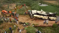Sebuah derek menarik bus tingkat yang rusak setelah mengalami kecelakaan di jalan bebas hambatan di Agra, India, Senin (8/7/2019). Sebanyak 29 orang dilaporkan tewas dan 18 lainnya terluka dalam kecelakaan bus tersebut. (AP Photo/Pawan Sharma)