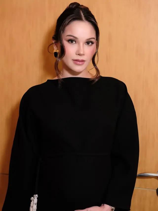 Bumil Glowing & Elegan, Alyssa Daguise Tampil Memesona dengan Soft Glam Look Saat Kondangan