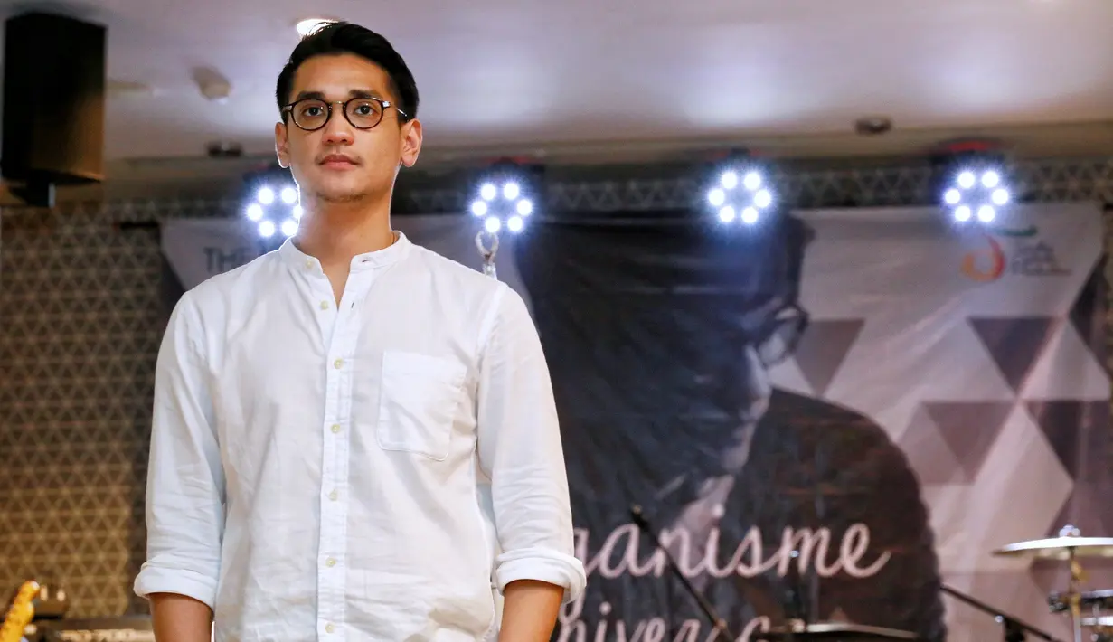 Acara yang didominasi remaja putri dari berbagai daerah itu tidak hanya sekedar saling ngobrol. Acara itu juga menjadi acara showcase mini Afgan untuk fans tercinta. Afgan tampil kasual dengan kemeja putih. (Adrian Putra/Bintang.com)