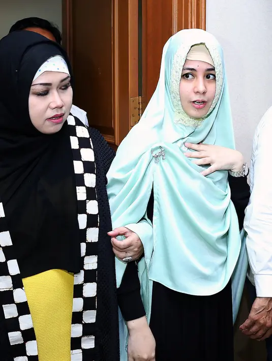 Risty yang mengenakan baju hitam dan jilbab hijau toska, bergegas masuk ke kantor pengadilan bersama keluarganya pada pukul 09.45 WIB. (Wimbarsana Kewas/Bintang.com)